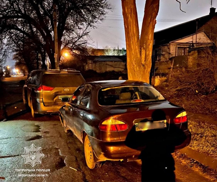 В Запорожье пьяный водитель влетел в припаркованный автомобиль