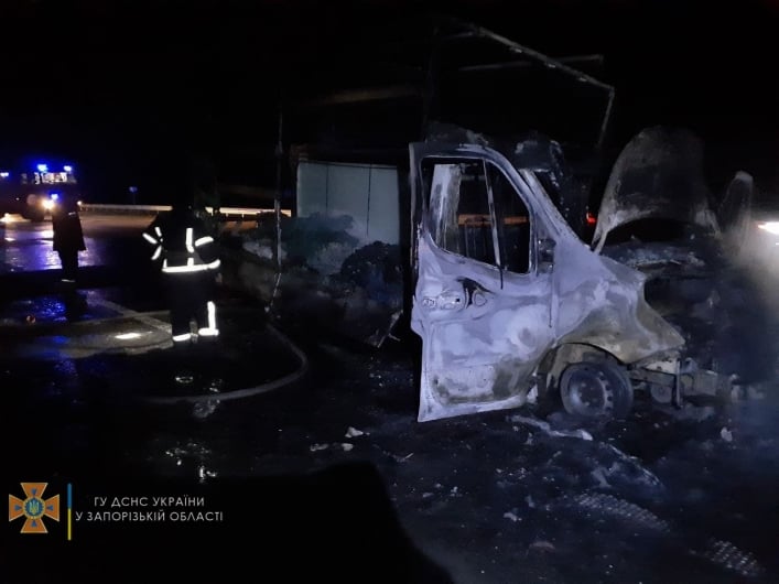 Под Запорожьем дотла сгорел микроавтобус (фото)