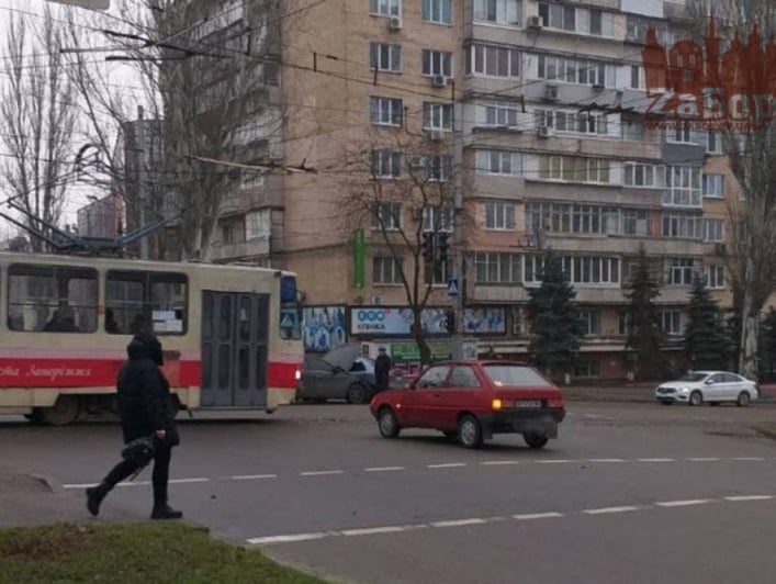В Запорожье из-за светофора произошла серия ДТП (фото)