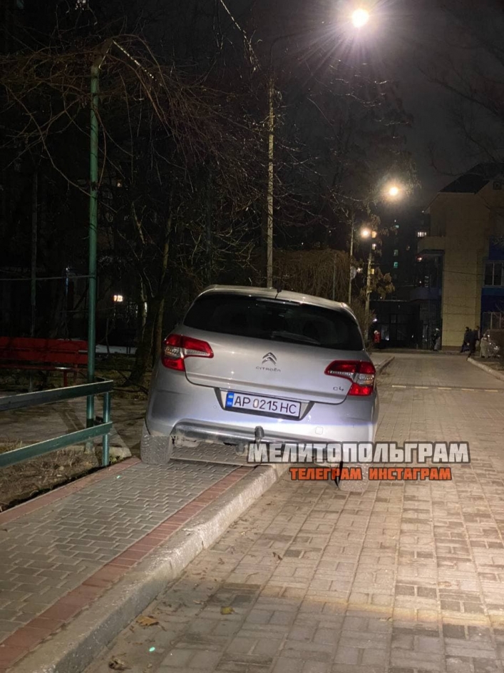 В Мелитополе водитель Ситроена припарковался поближе к дому (фото)