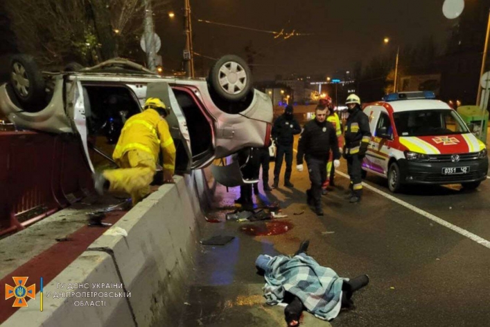 В Днепре на Новом мосту автомобиль влетел в отбойник: погибла девушка (фото 18+)