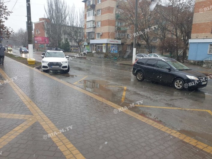 В Мелитополе водитель внедорожника заблокировал остановку (фото)