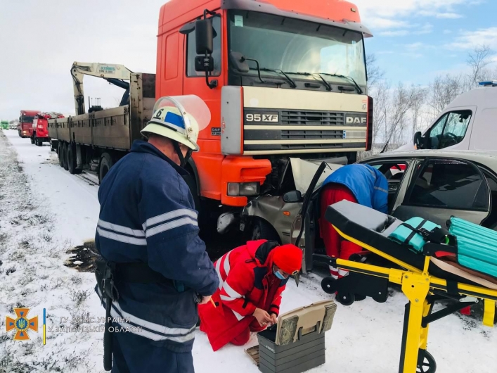  В Запорожской области на трассе легковушка влетела под грузовик (фото)
