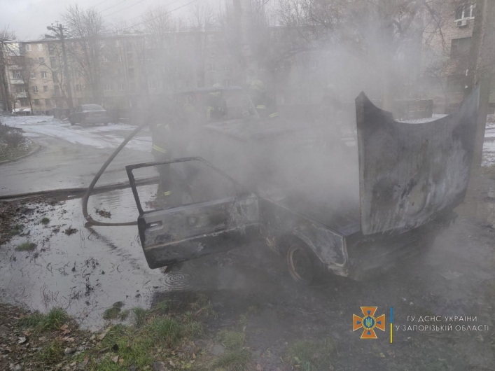 В центре Запорожья снова горел автомобиль (фото)