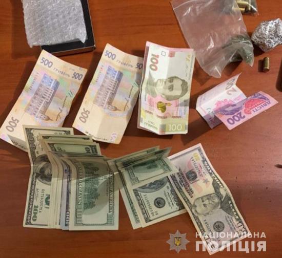 В Запорожье два парня требовали 5 тысяч долларов за "решение проблем"