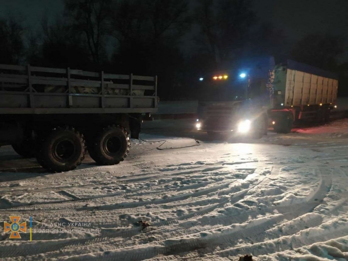 На запорожской трассе за сутки вытащили 6 легковушек и 6 грузовиков