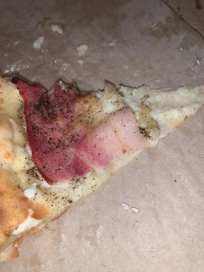 В Мелитополе в пицце обнаружили шокирующую находку (фото)