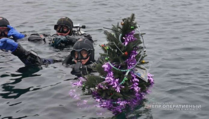 В Днепре дайверы установили новогоднюю елку на дне озера: видео