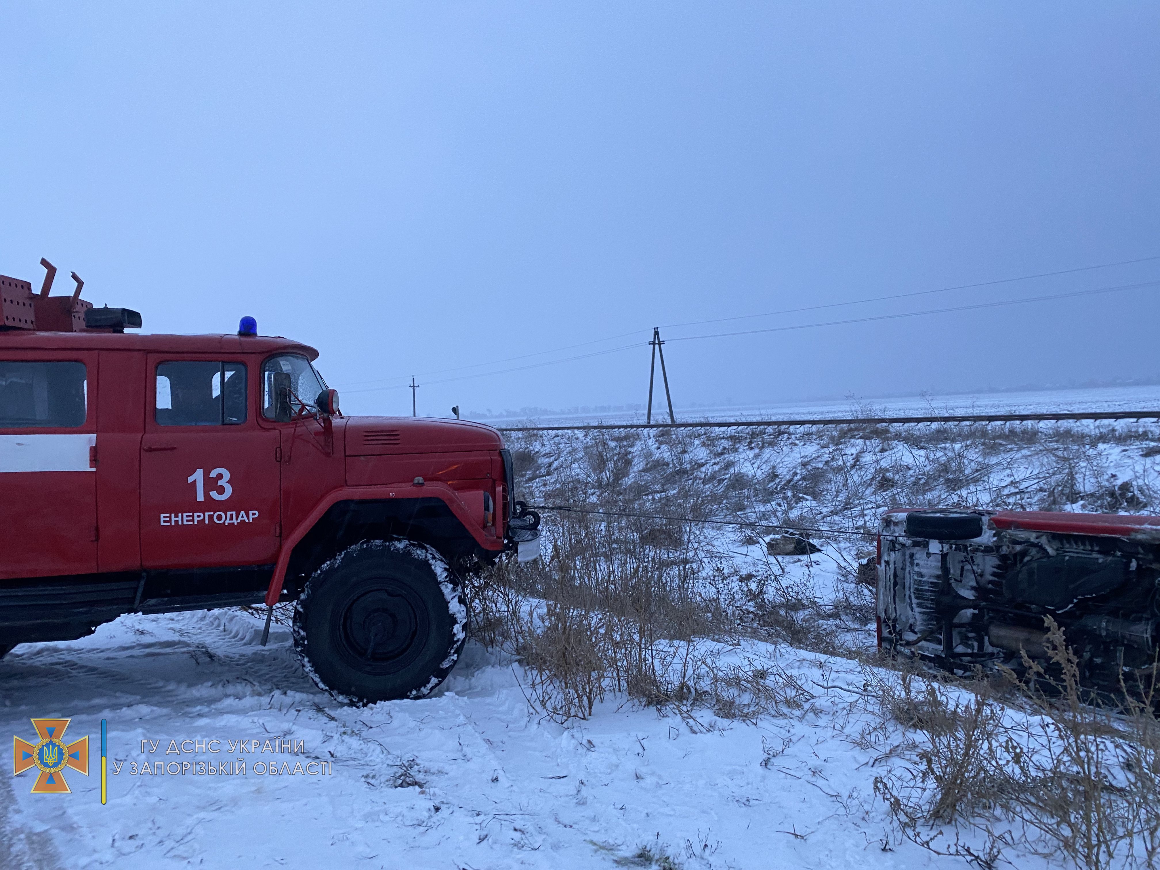 В Запорожской области в кювет вылетел автомобиль скорой помощи (фото)