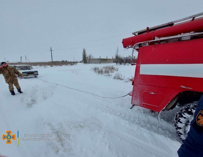 На запорожских трассах масса ДТП - спасатели помогают автомобилистам