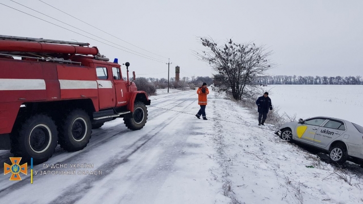 На трассах Запорожской области за сутки спасли 26 человек (фото)