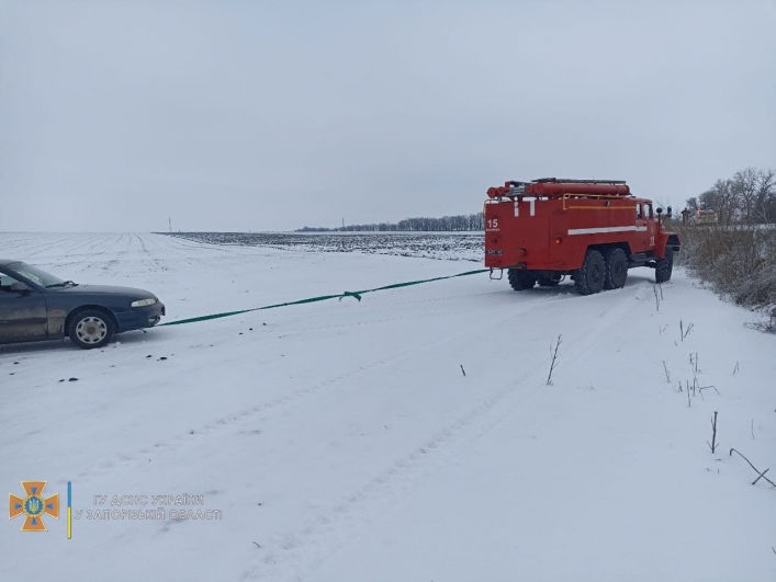 На дорогах запорожской области за сутки спасли 15 человек (фото)