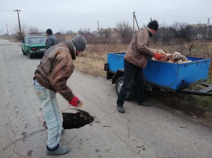 В Мелитопольском районе устранили серьезный карстовый провал (фото)