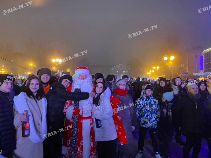 В Мелитополе площадь в Новый год превратилась в сплошное застолье (фото, видео)