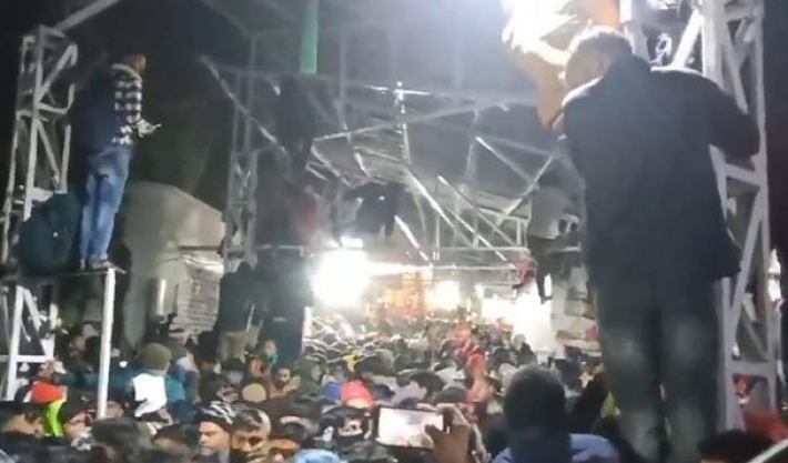 В Кашмире в давке возле храма погибли люди (видео)