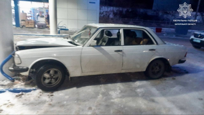 В Запорожье пьяный водитель Mercedes врезался в АЗС