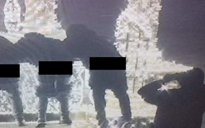 В центре Кракова задержали группу молодых людей, которые позировали с голыми задницами