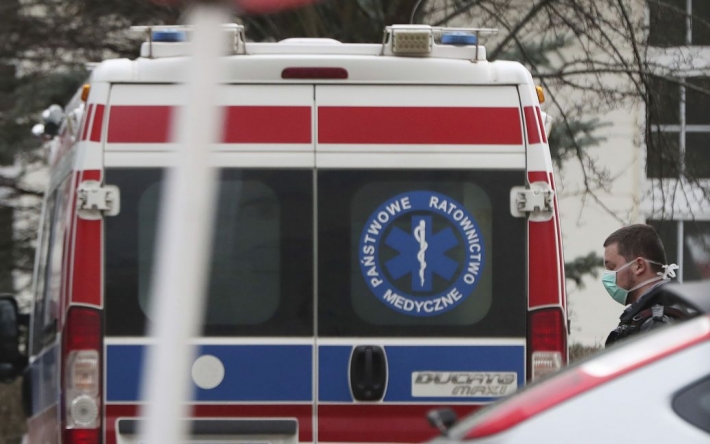 В Польше петарда попала 25-летнему украинцу в глаз: его спасают медики