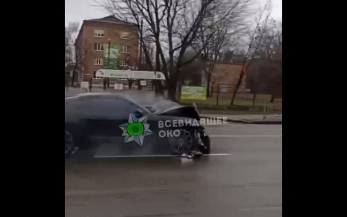 И так cойдет: в Киеве водитель мустанга влетел в столб и помчался на задымленном и помятом полуавто дальше (видео)