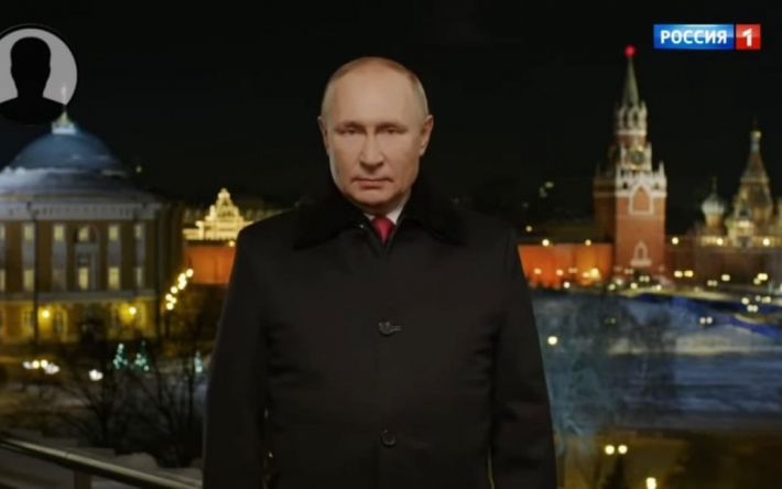 "Обмотали грелками, чтобы было тепло": в Сети тролят вид Путина во время записи новогоднего поздравления