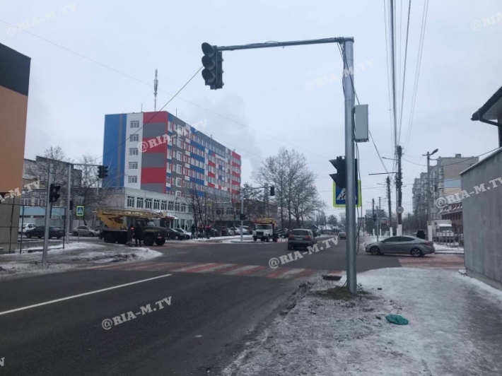 В Мелитополе на аварийном перекрестке наконец установили светофор (фото)