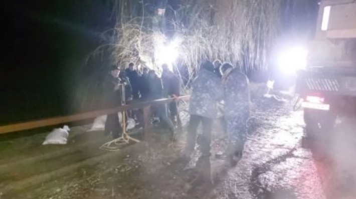 В Черкасской области прорвало шлюз плотины