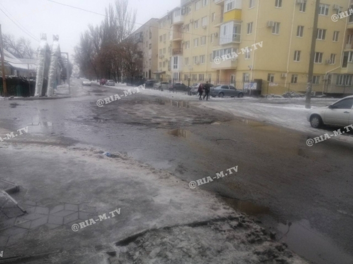 В центре Мелитополе автомобилистам устроили западню - теряют колеса (фото)