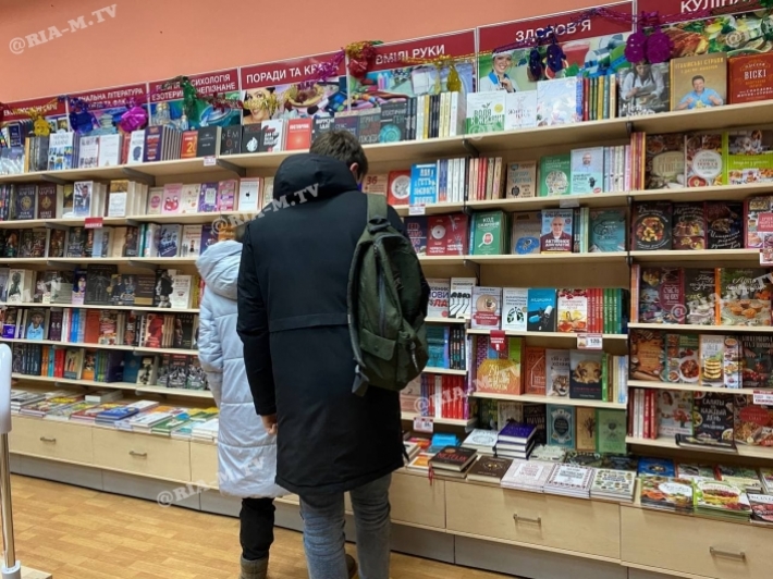 В Мелитополе в книжном магазине аншлаг – с полок сметают все за тысячу Зеленского (фото)