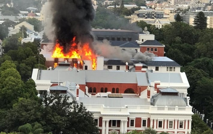 Здание парламента ЮАР загорелось в Кейптауне