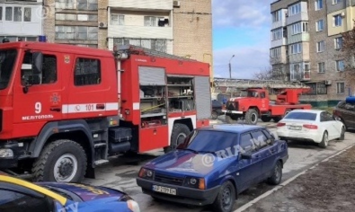 В Мелитополе спасатели тушат пожар в многоэтажке  – эвакуировали людей (фото)