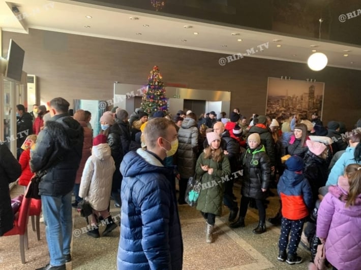 Жители Мелитополя штурмуют кинотеатр (фото, видео)
