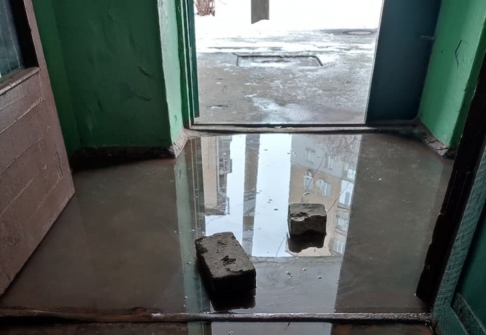 Жители многоэтажки в Мелитополе утопают в фекалиях (фото)