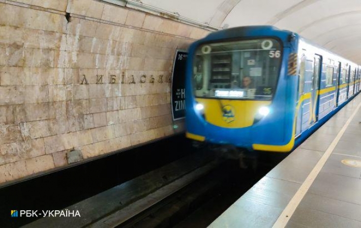 В вагоне метро Киева пьяная компания устроила опасные развлечения (видео)