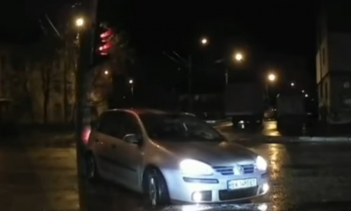 Сам себя наказал: в Киеве наглый водитель попал в ловушку, видео
