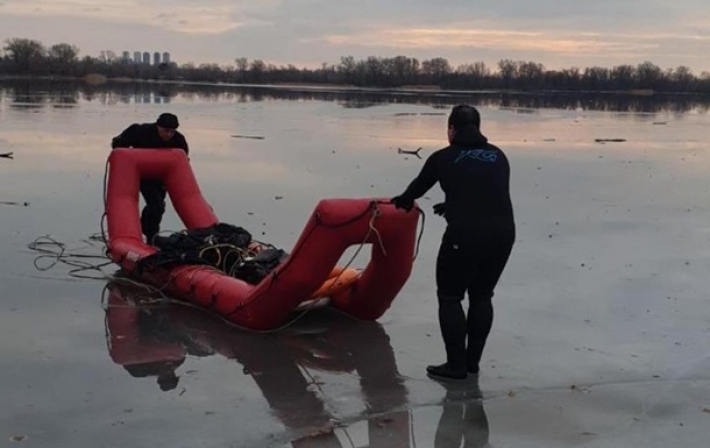 В Киеве из-под льда достали тело мужчины