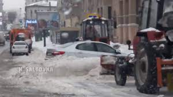 В Харькове коммунальщики засыпали снегом "героя парковки": видео