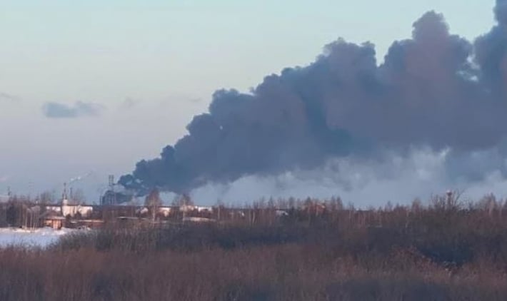 В России загорелся нефтеперерабатывающий завод: фото и видео 