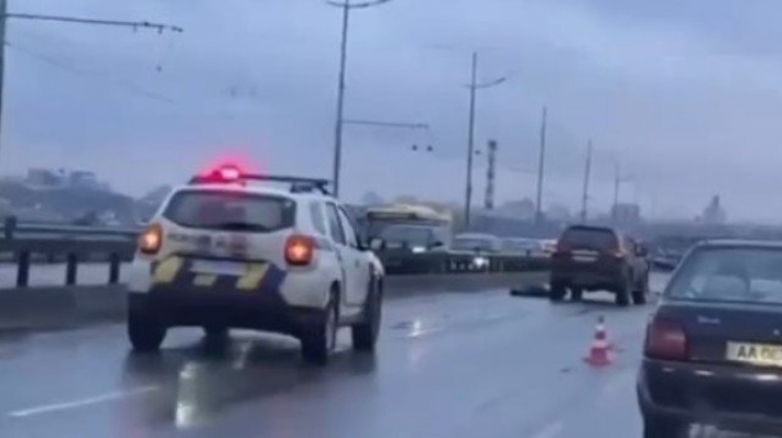 В Киеве на Северном мосту произошло смертельное ДТП: видео