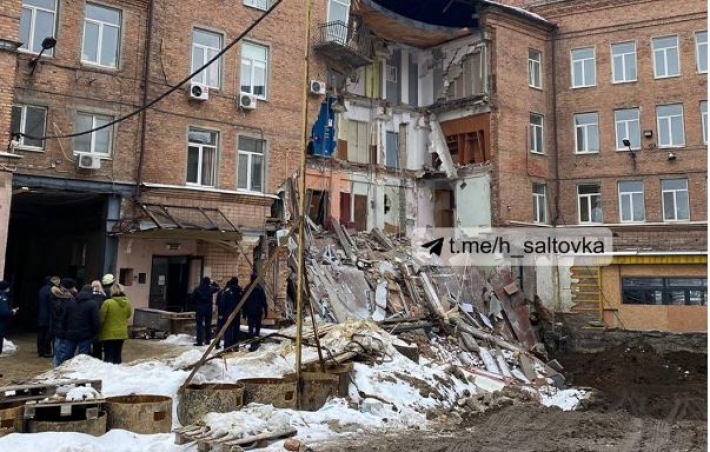В Харькове обрушилась часть здания: фото