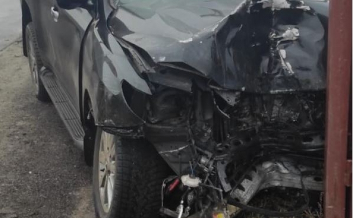 Под Киевом водитель протаранил два забора и врезался в дом: фото