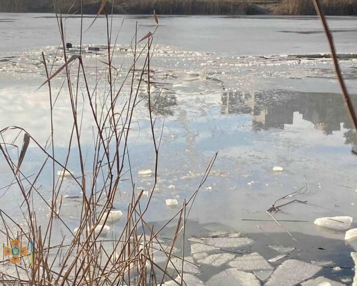 В Запорожской области четверо рыбаков провалились под лед (фото)