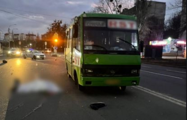 В Харькове водитель маршрутки насмерть сбил пешехода: видео