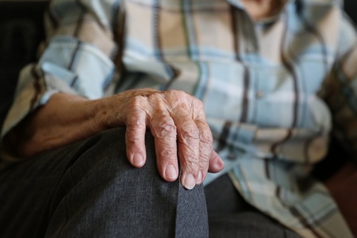 В Запорожье патрульные спасли 84-летнюю пенсионерку (фото)