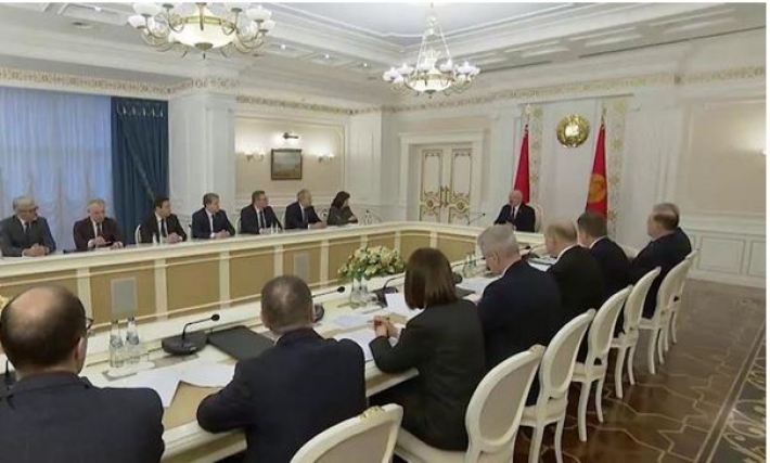 Лукашенко предложил протестующим Казахстана встать на колени