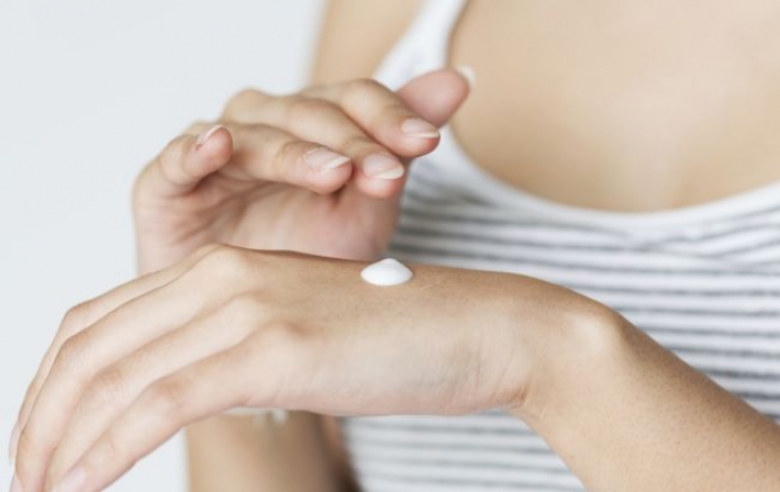 Эксперт назвал методы, которые помогут восстановить кожу рук после холодов
