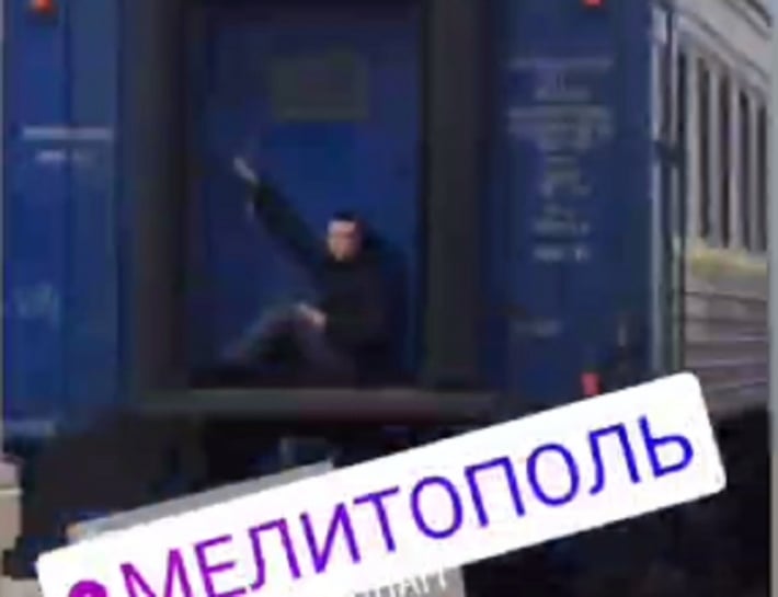 В Мелитополе мужчина решил сэкономить на билетах на поезд - не повторять (видео)