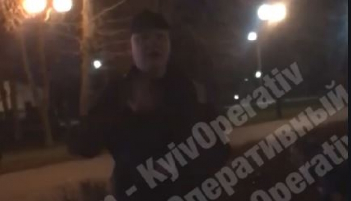 "Я шизофреник, я психбольной": в киевском парке задержали неадекватного мужчину, видео