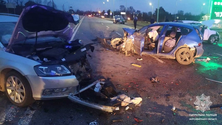 Под Житомиром в ДТП столкнулись пять авто - есть пострадавшие: фото