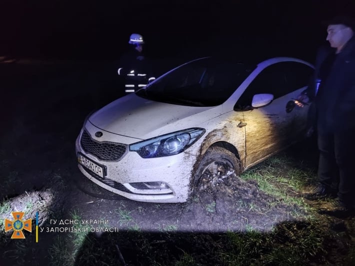 На запорожской трассе водителя зажало в разбитом автомобиле (фото)