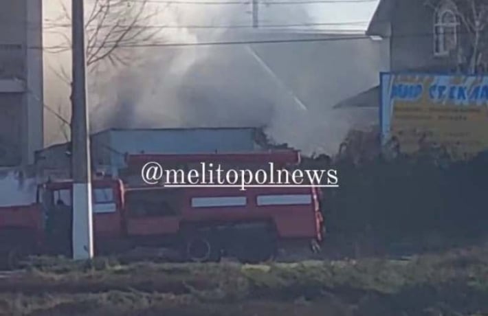 В Мелитополе в районе южного круга небо затянуло дымом - на месте работают спасатели (видео)